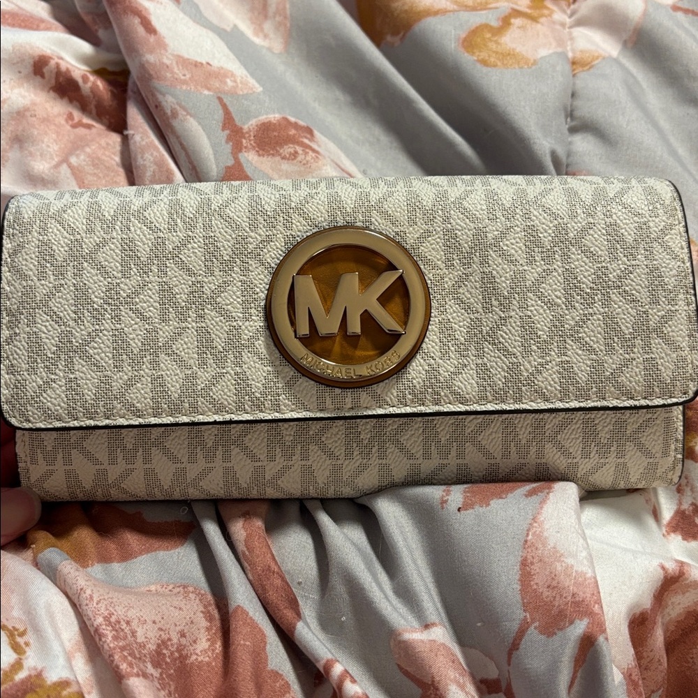 EUC Michael Kors Cream Monogram wallet